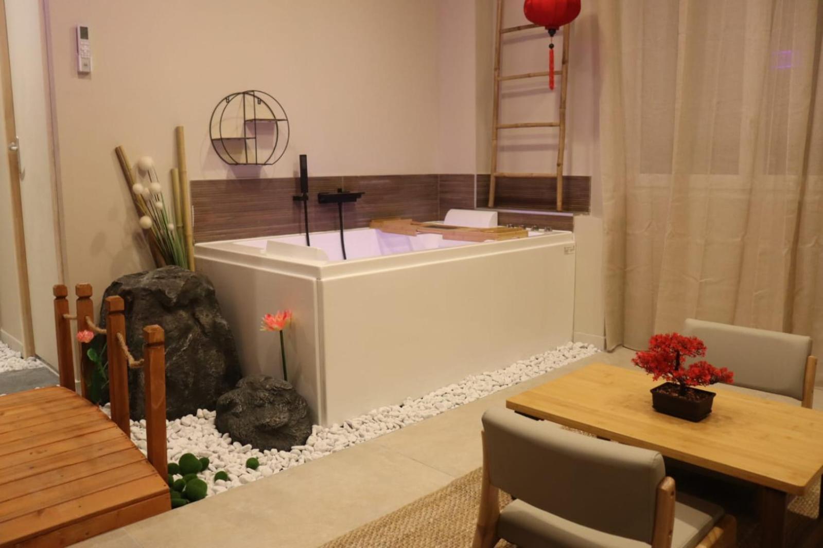 Loveroom Japon Avec Balneotherapie Toulon Exterior foto